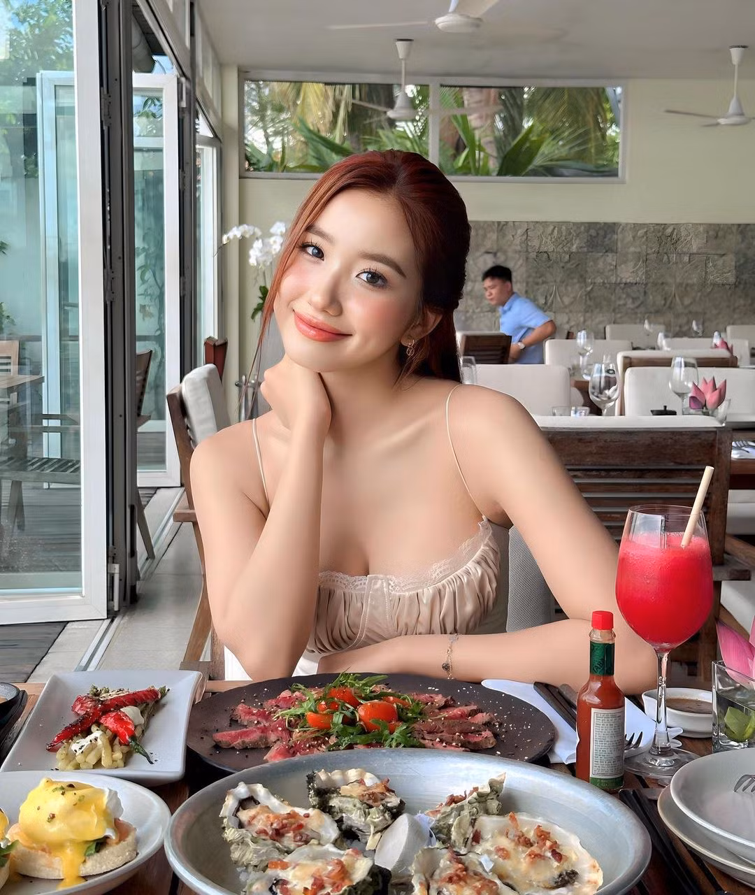 Khánh Huyền theo đuổi hình tượng gợi cảm, quyến rũ, cô cũng thường diện những trang phục cắt xẻ táo bạo.