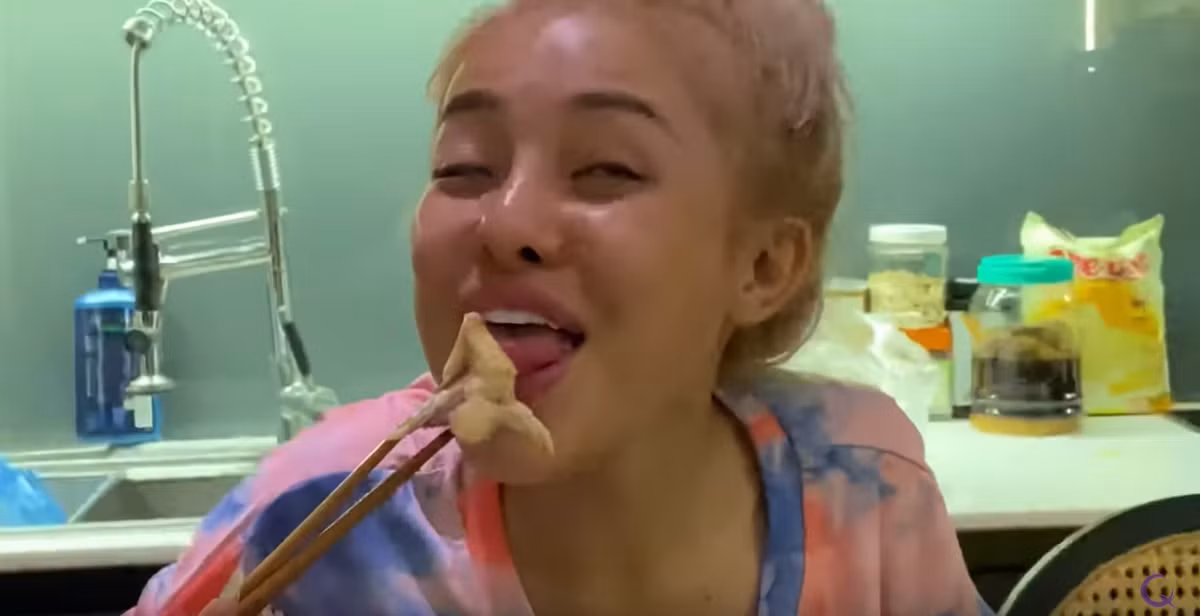 Sẽ chẳng có vấn đề gì nếu như ở phía cuối clip, hot girl Ngân 98 không có hành động lố lăng và phản cảm. Cô nàng diễn tả lại sở thích của Lương Bằng Quang bằng biểu cảm vô cùng khó nhìn khiến nhiều người phát tởm.