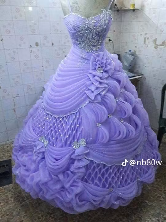 Nhiều người đã bình luận: "Ngày xưa có được chiếc váy cưới này là cô dâu đẹp nhất vùng", "Đừng đùam thời ông bà ta thì phải thuộc dạng tiểu thư mới có được váy cưới thiết kế riêng giới hạn như này đấy"