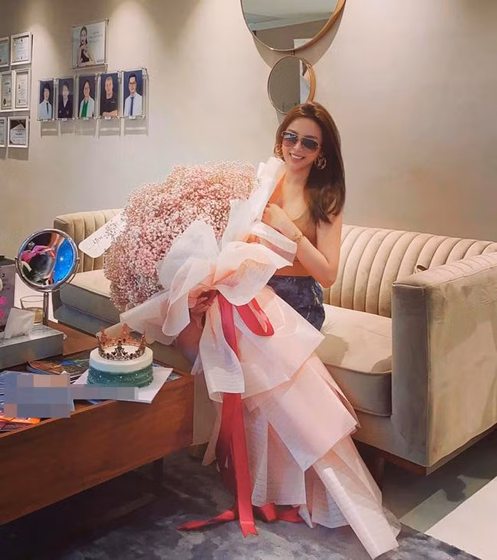 Trước đó, Huyền Baby đã được nhân viên bí mật tổ chức sinh nhật ở công ty.