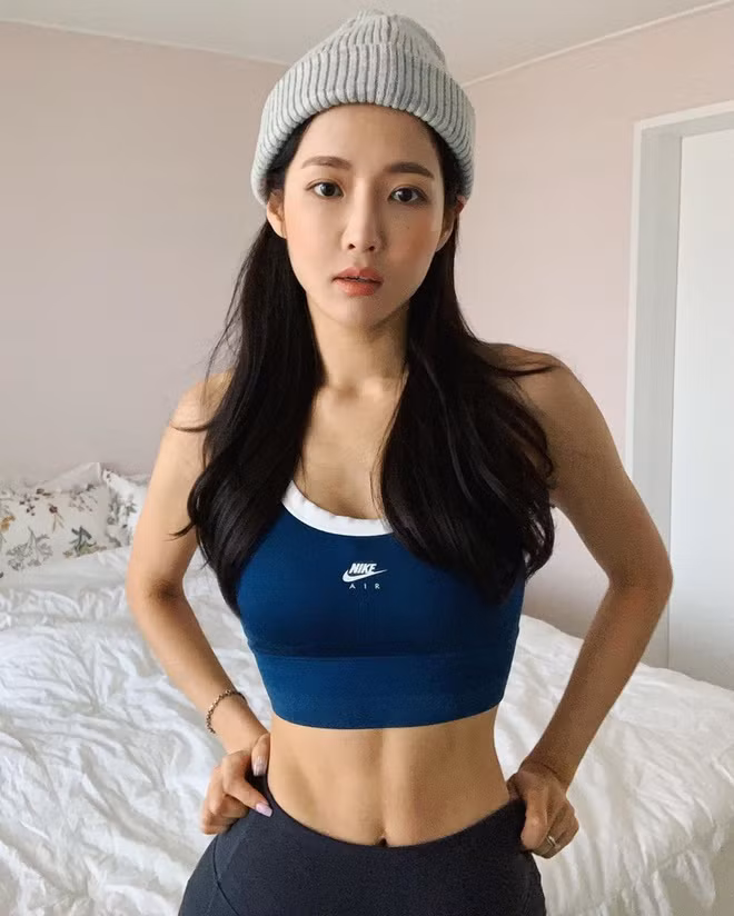 Nhờ chăm chỉ rè luyện thể dục thể thao cùng với kết hợp chế độ ăn uống hợp lý, tăng cường rau xanh và giảm các chất béo có hại, đồ chiên rán nên chỉ trong 2 tháng, nữ HLV giảm được 10kg.