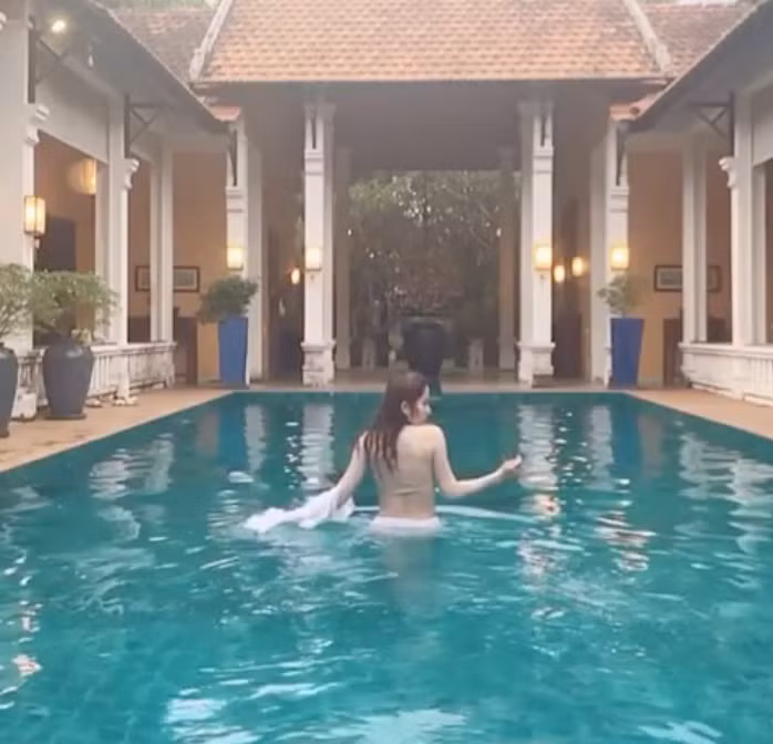 Cụ thể, clip ghi lại hình ảnh Nam Em dần bước xuống bể bơi và cởi áo, khoe lưng trần gợi cảm xuất hiện trên MXH. Không nhận được lời khen như những người đẹp từ cởi áo bước xuống bể, người đẹp Tiền Giang hứng "rổ gạch đá" từ cộng đồng mạng.