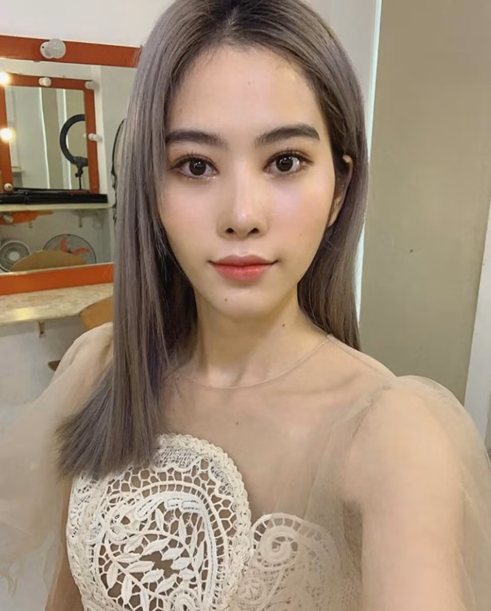 Cách đây không lâu, chị em Nam Anh và Nam Em cùng đăng tải một clip "đập hộp" rất nhiều thương hiệu sang chảnh như Gucci, Hublot, Dior... Tương tự như clip cởi đồ nói trên, cặp chị em song sinh một lần nữa "hứng gạch" của dân mạng bởi cách nói chuyện chẳng giống ai.