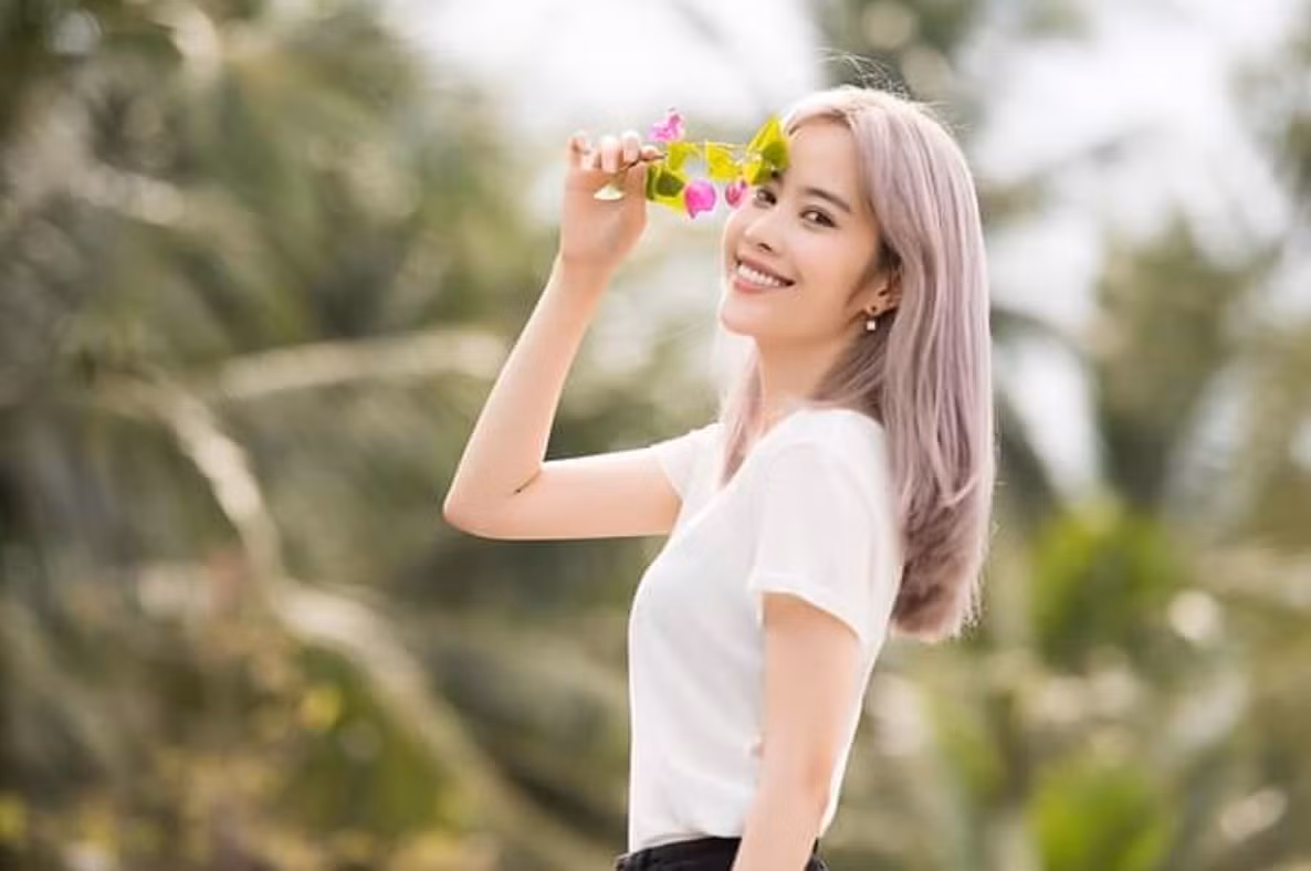 Sau scandal tình cảm với Trường Giang, Nam Em bỗng chốc trở nên nổi tiếng. Tuy nhiên, cô nàng bị dân mạng đánh giá ngày càng làm lố, thậm chí bị nhiều người nhận xét thẳng thắn là "mắc bệnh thần kinh".