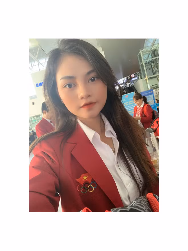 Xuất hiện cùng đoàn thể thao Việt Nam tại sân bay để lên đường sang Philippines tham dự SEA Games 30 vào sáng ngày 26/11, bác sĩ Hoàng Tú Anh thu hút sự chú ý của nhiều người vì quá xinh đẹp.