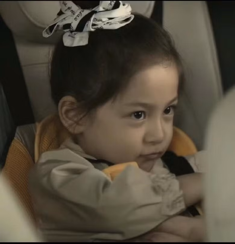 Mọi biểu cảm của cô bé đều khiến tim người lớn tan chảy.