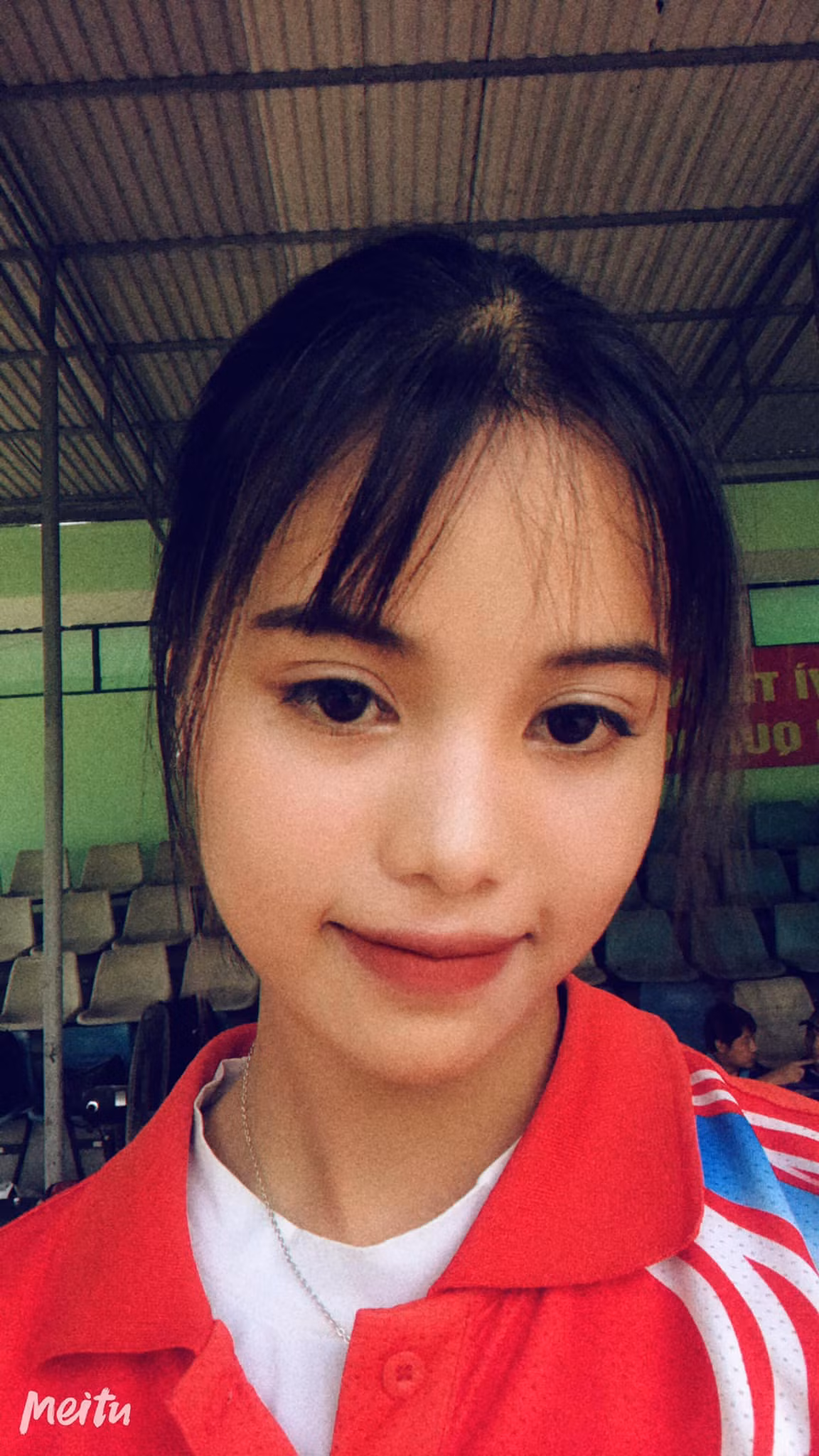 Điểm cuốn hút nhất trên khuôn mặt của Ánh Nguyệt có lẽ là đôi mắt cực to, trò và hàng lông mi dài như nối.