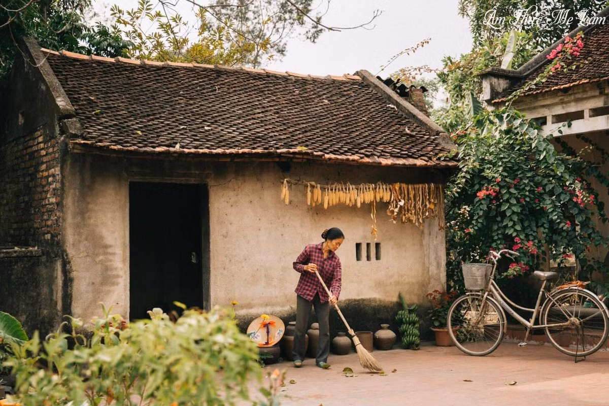 Những video ghi lại khoảnh khắc người mẹ nấu những món ăn đậm chất thôn quê đạt nhiều lượt xem sau khi đăng tải. Bà Dương Thị Cường (60 tuổi), mẹ anh Hùng là nhân vật chính trong những clip trên kênh "Ẩm thực mẹ làm".