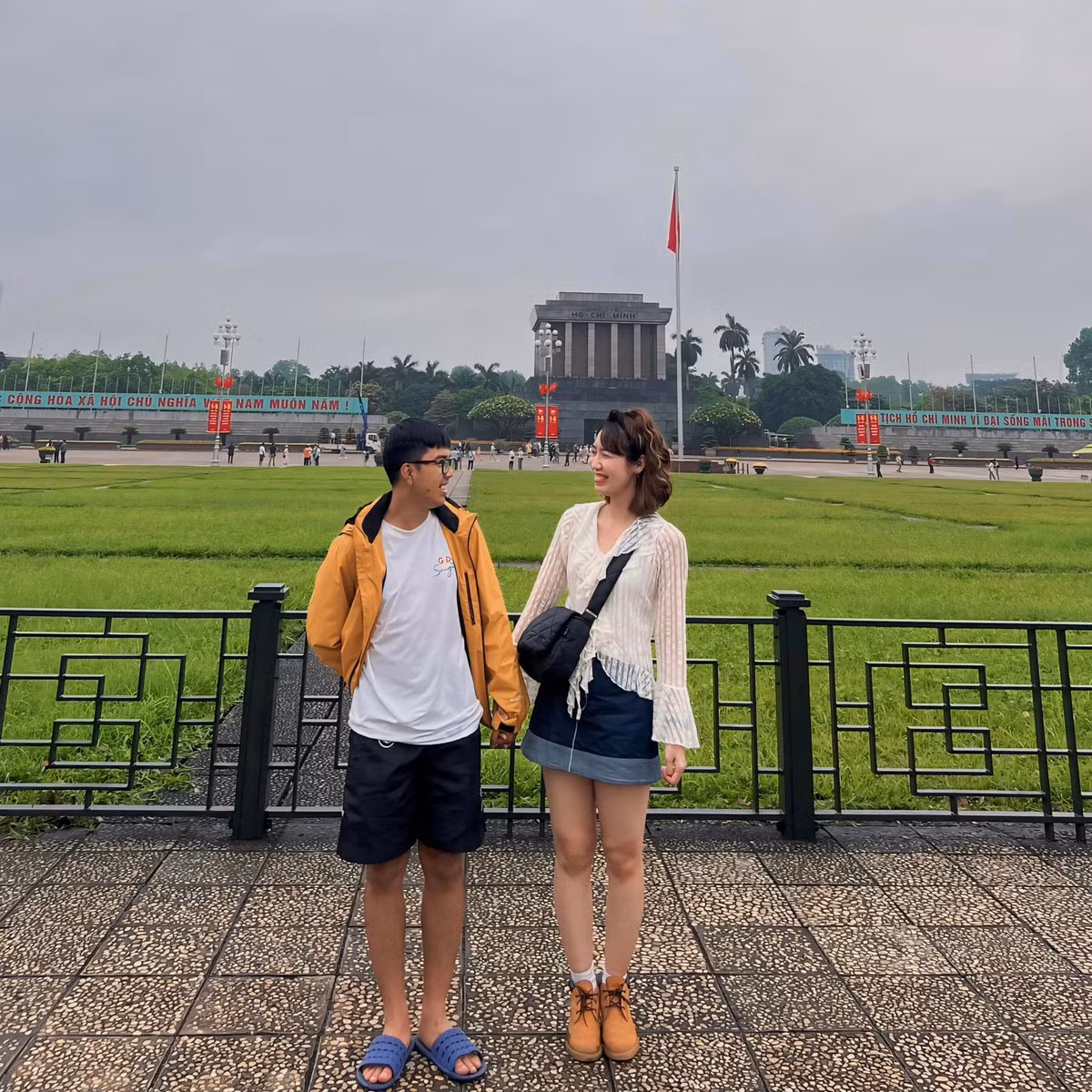 Được nắm tay người thương đi du lịch khắp mọi miền Tổ quốc là niềm ao ước của rất nhiều bạn trẻ. Một cặp đôi mới đây đã đăng tải loạt ảnh ghi lại hành trình của mình khi đi xuyên Việt đã khiến nhiều người ngưỡng mộ.