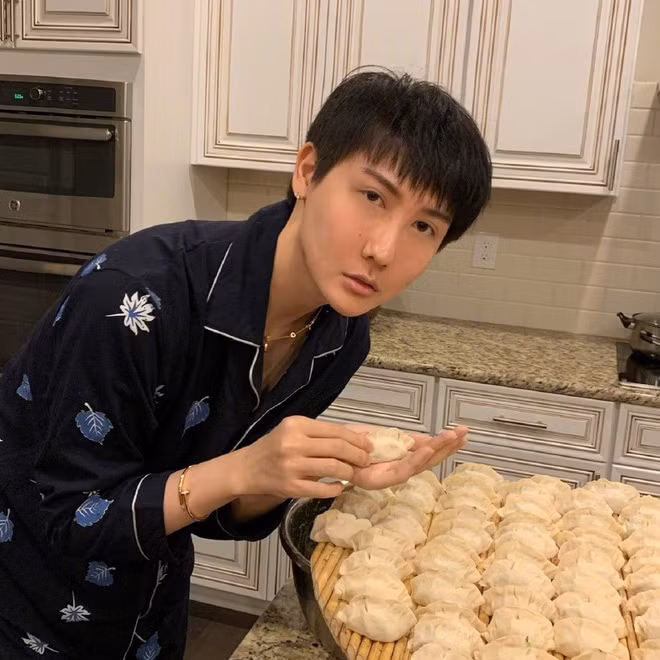 Sau thời gian dài im ắng, mới đây, " chàng trai mặt rắn" Lưu Tử Thần gây chú ý khi đăng tải hình ảnh trên trang cá nhân. Như mọi lần, diện mạo khác lạ của anh chàng họ Lưu tiếp tục là đề tài khiến dân mạng bàn tán.