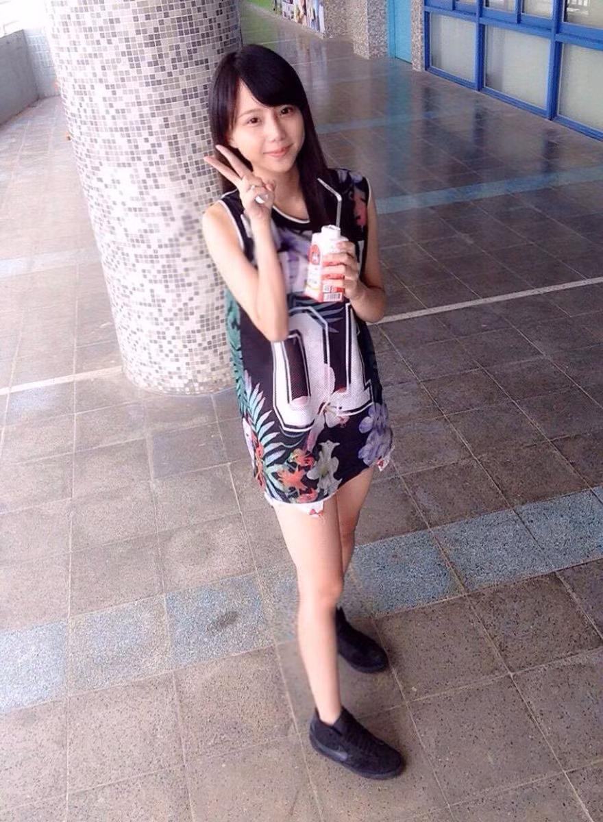 Vì vẫn là học sinh nên nàng hot girl có cách ăn mặc cực kỳ giản dị và đặc biệt là khuôn mặt mộc nhưng vẫn xinh đẹp bất chấp khiến dân mạng mê đắm.