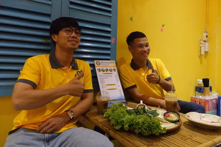 Hậu lễ đính hôn hoành tráng, Công Phượng tập tành kinh doanh lớn Hau le dinh hon hoanh trang, Cong Phuong tap tanh kinh doanh lon