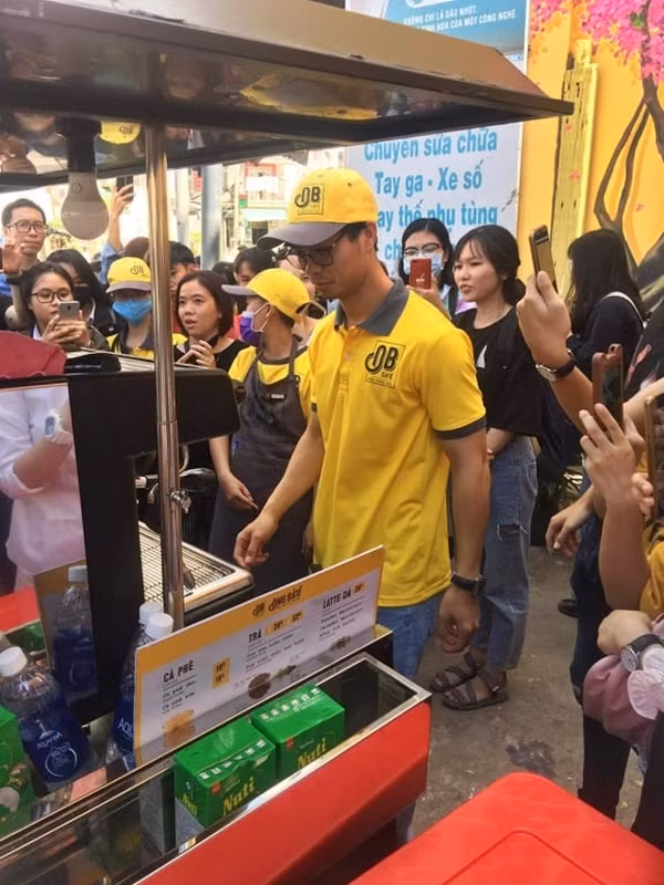 Quán bánh tráng thịt heo kết hợp cùng cà phê được đặt tại TP HCM. Đây là cơ sở kinh doanh mà Công Phượng bắt tay với đồng đội cũ Đông Triều cùng thực hiện.