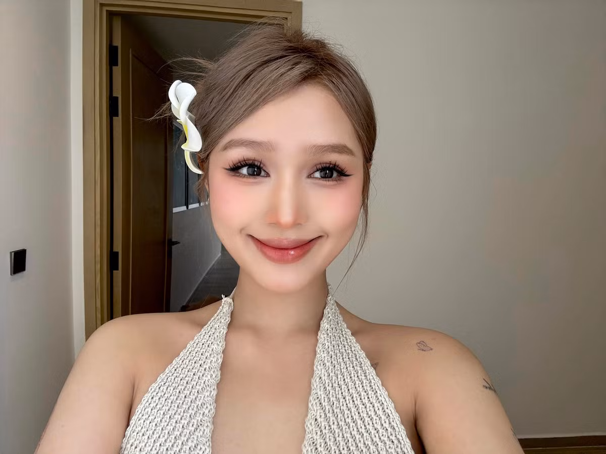 Xemesis và Xoài Non gặp nhau tại một sự kiện game cuối năm 2018. Khi đó Xemesis là khách mời còn nàng hotgirl thì cùng bạn tham dự sự kiện.