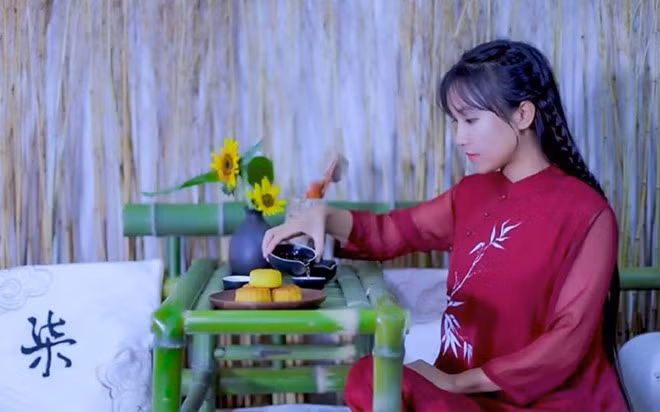 Thời mới được biết tới, Tử Thất bị nhiều người nghi ngờ rằng không tự thực hiện toàn bộ các khâu sản xuất video. Sau đó, 9X giải thích trong thời gian đầu, cô tự làm mọi công đoạn từ việc nấu ăn, quay dựng clip nên tốn khá nhiều thời gian để có thể cho ra một sản phẩm hoàn chỉnh.