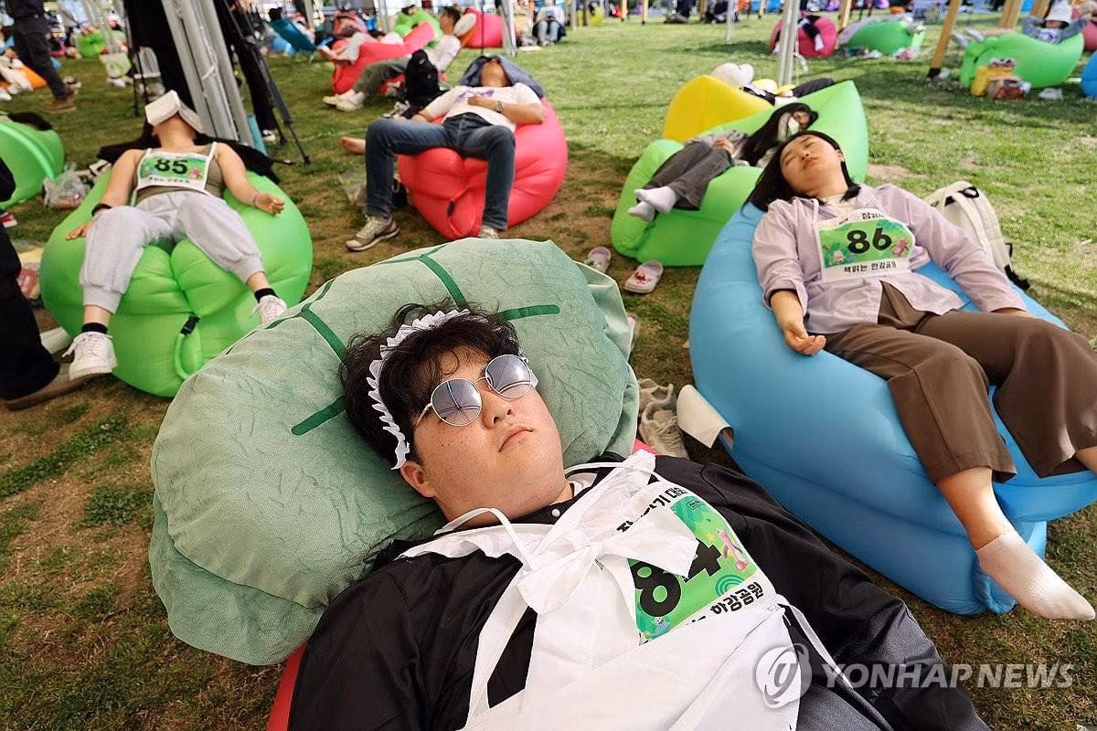 100 người dân đã tập trung tại quảng trường cây xanh trong công viên Yeouido (Seoul, Hàn Quốc) để tham gia "Cuộc thi ngủ trên sông Hàn 2024" được tổ chức bởi thành phố Seoul.