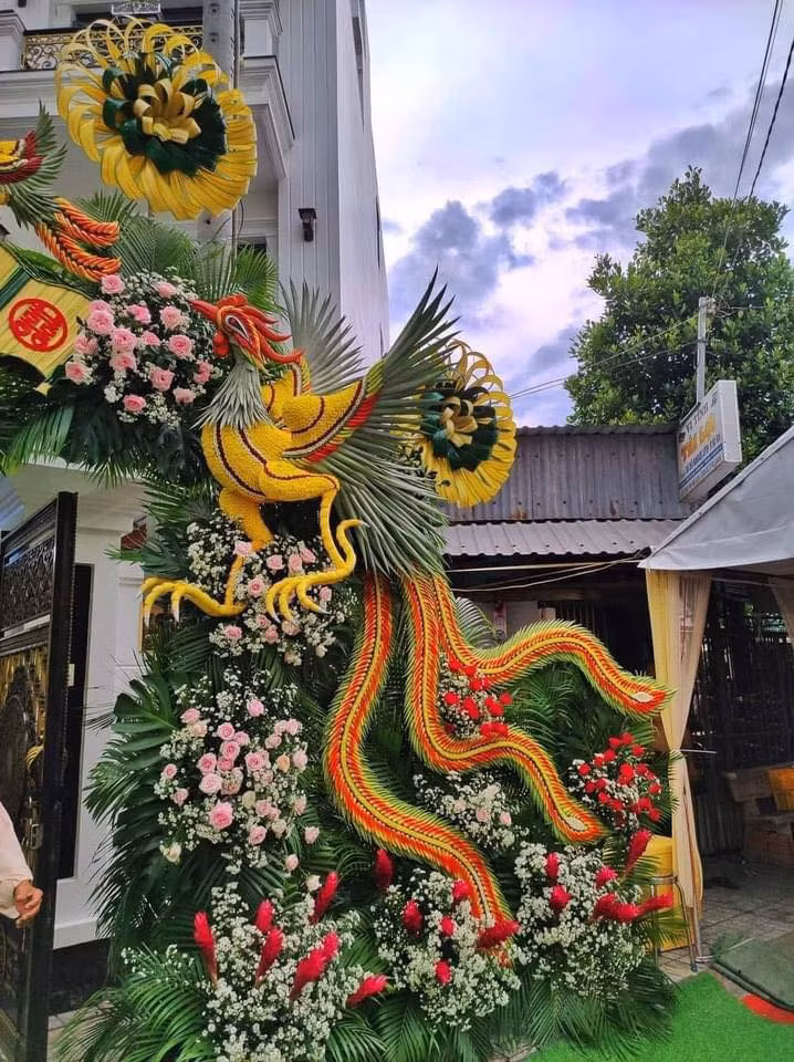 Anh Trần Văn Ngọt (34 tuổi, ngụ An Giang) sở hữu đội ngũ cung cấp dịch vụ làm cổng cưới có tiếng ở khắp các tỉnh thành miền Tây. Bắt đầu với muôn vàn khó khăn, nhưng nhờ cái tâm và sự kiên trì, dịch vụ thiết kế cổng cưới của anh Ngọt dần được nhiều người biết đến và công nhận.