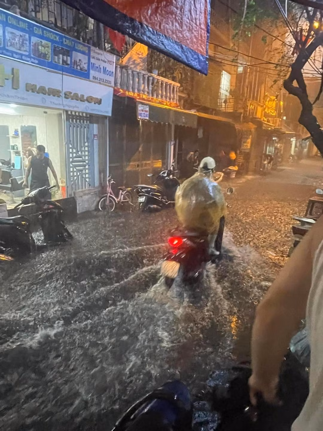 Với những người giờ này còn lang thang ngoài đường thì không biết bao giờ mới về được nhà.