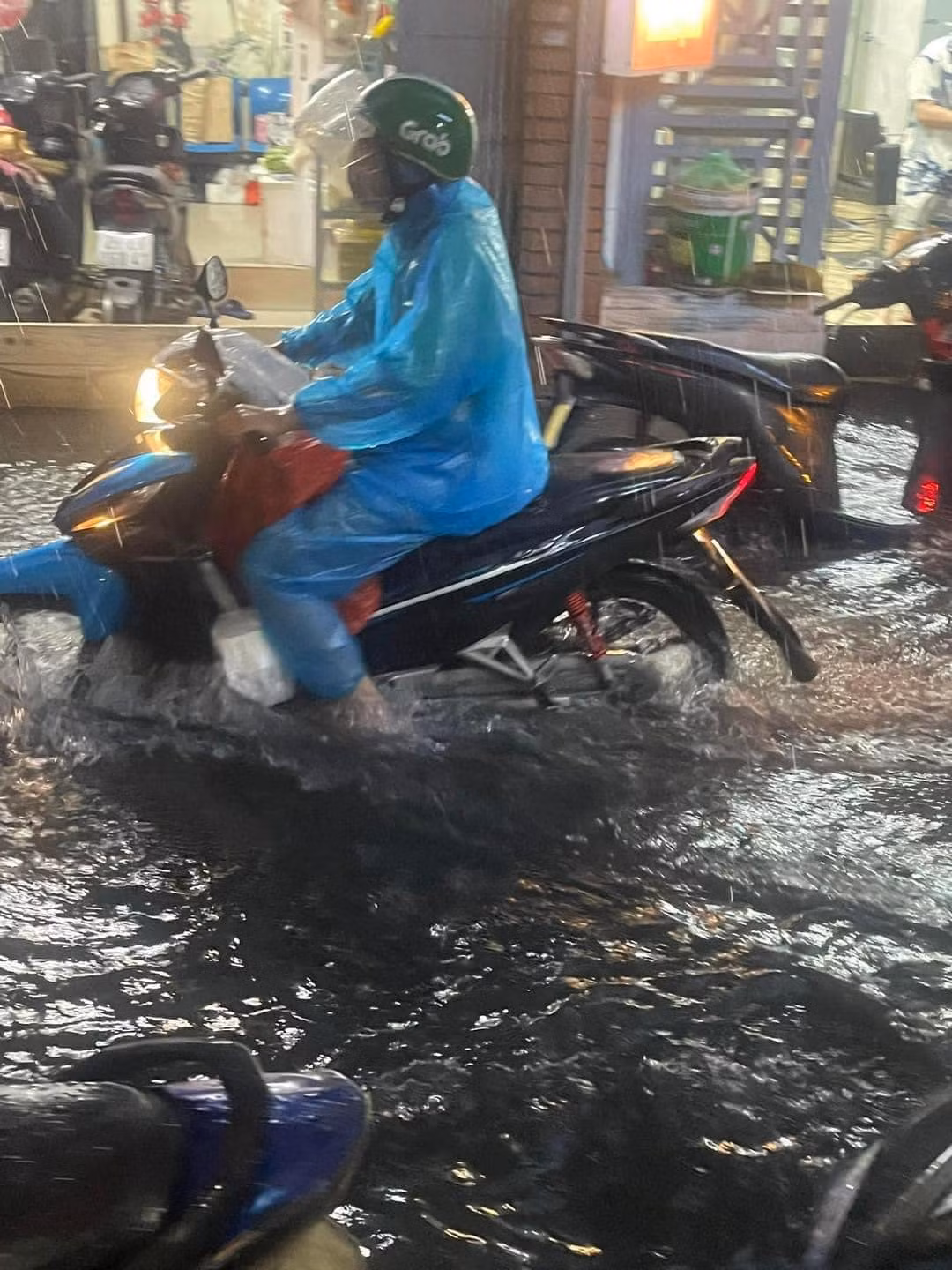 Nước ngập đến nửa bánh xe máy.