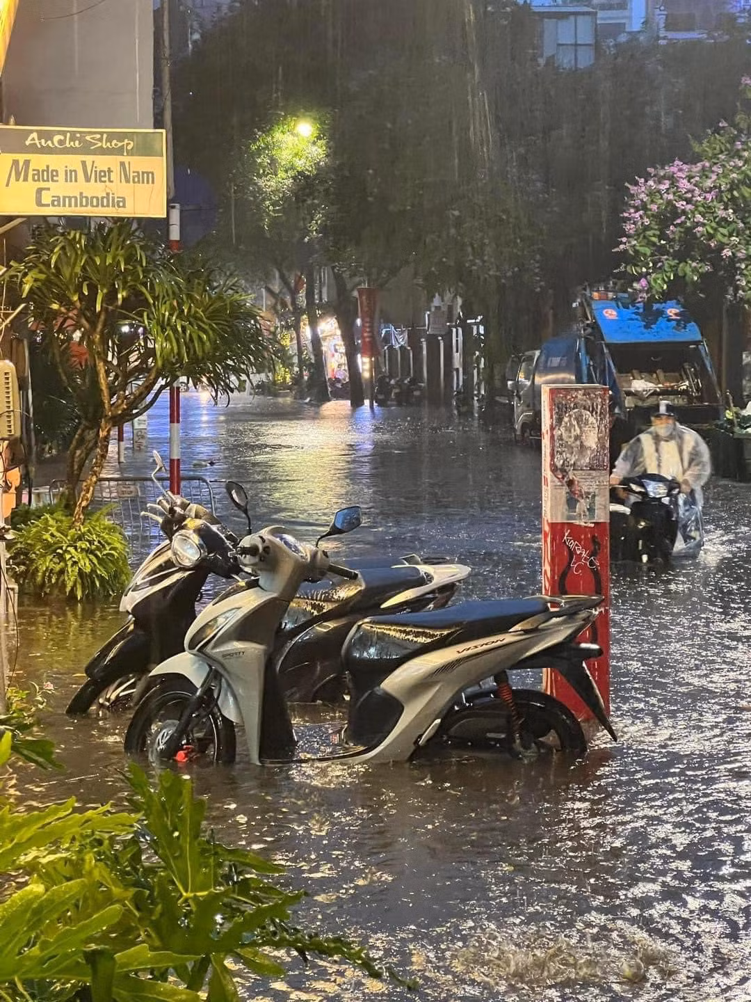 Một cơn mưa giông đi qua, xua tan sự nóng nực, mang đến sự mát mẻ nhưng cũng khiến đường phố Hà Nội ngập lụt.