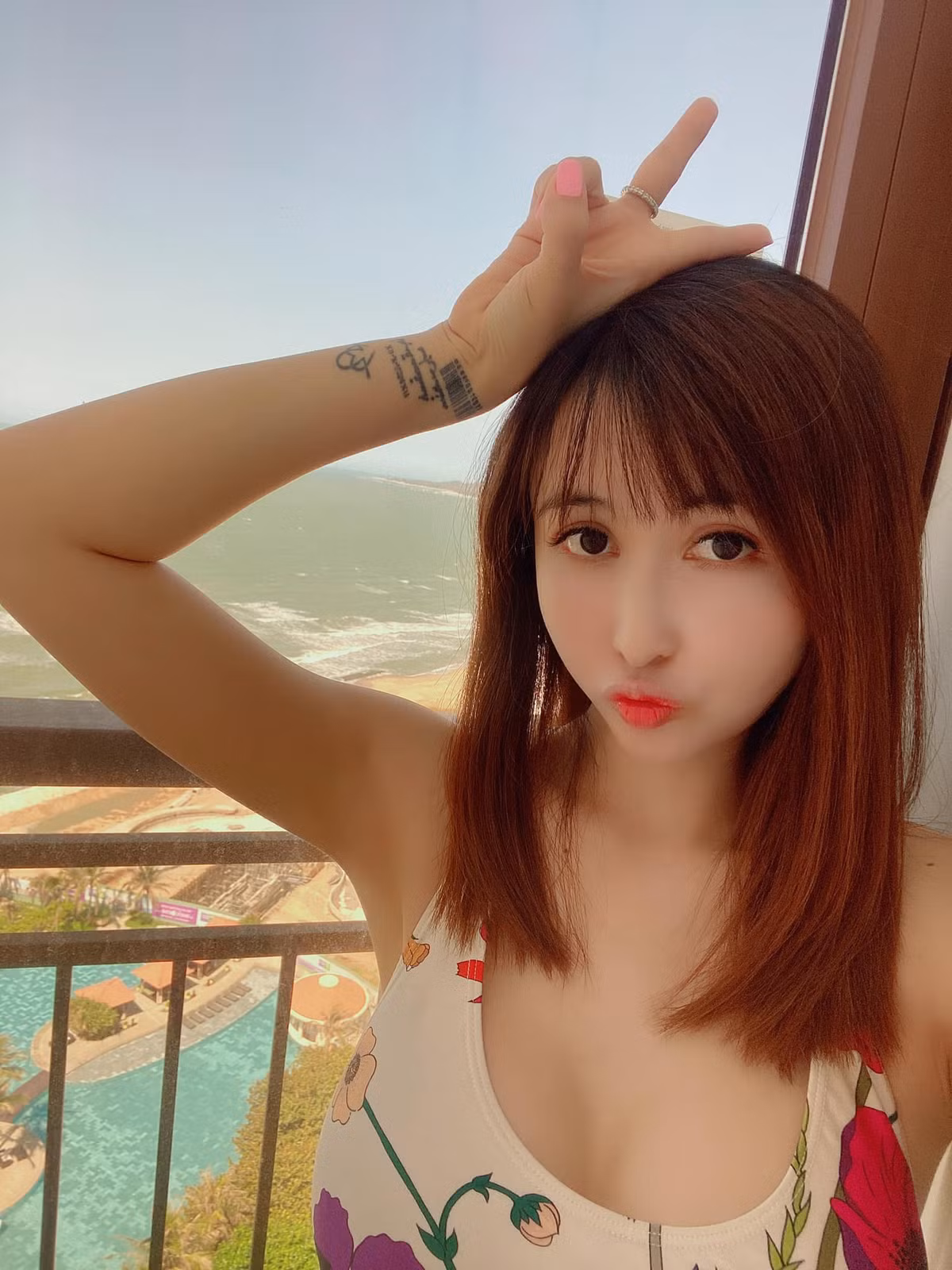 Mới đây, trên trang Facebook cá nhân, vợ hai Minh Nhựa đăng tải một bức hình chụp tự sướng cùng dòng trạng thái: "Thực ra để mà nói cho công bằng mình không đẹp gái gì cả, mình chỉ đẹp lão thế thôi". Thế nhưng điểm khiến mọi người chú ý đến lại là vòng 1 to bất thường của Mina Phạm.