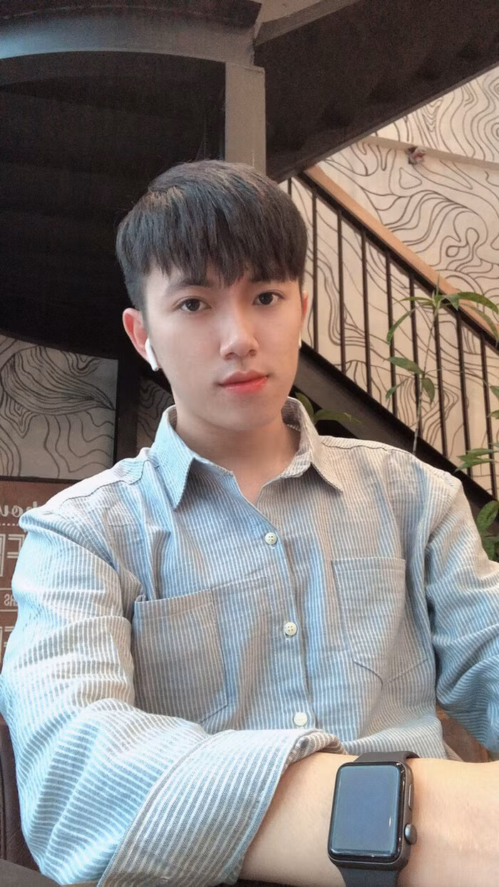 Anh Đức đang sống tại Hà Nội và là cựu sinh viên ngành ngôn ngữ Trung của trường ĐH Hà Nội.