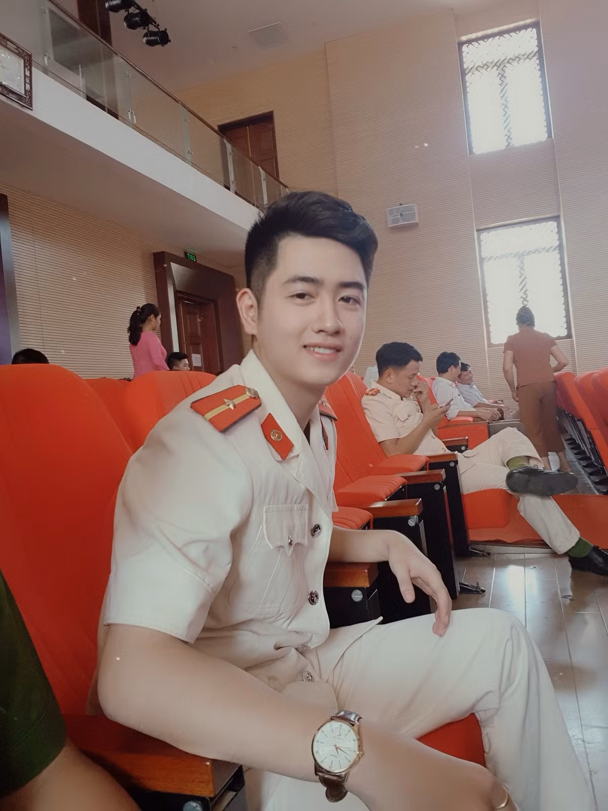 Được biết, chàng hot boy tên là Mai Văn Trung, thường gọi là Chức Trung. Trung sinh năm 1995, quê ở Hưng Yên. Hiện anh chàng đang học năm nhất trường Cao đẳng Cảnh sát Nhân dân I.