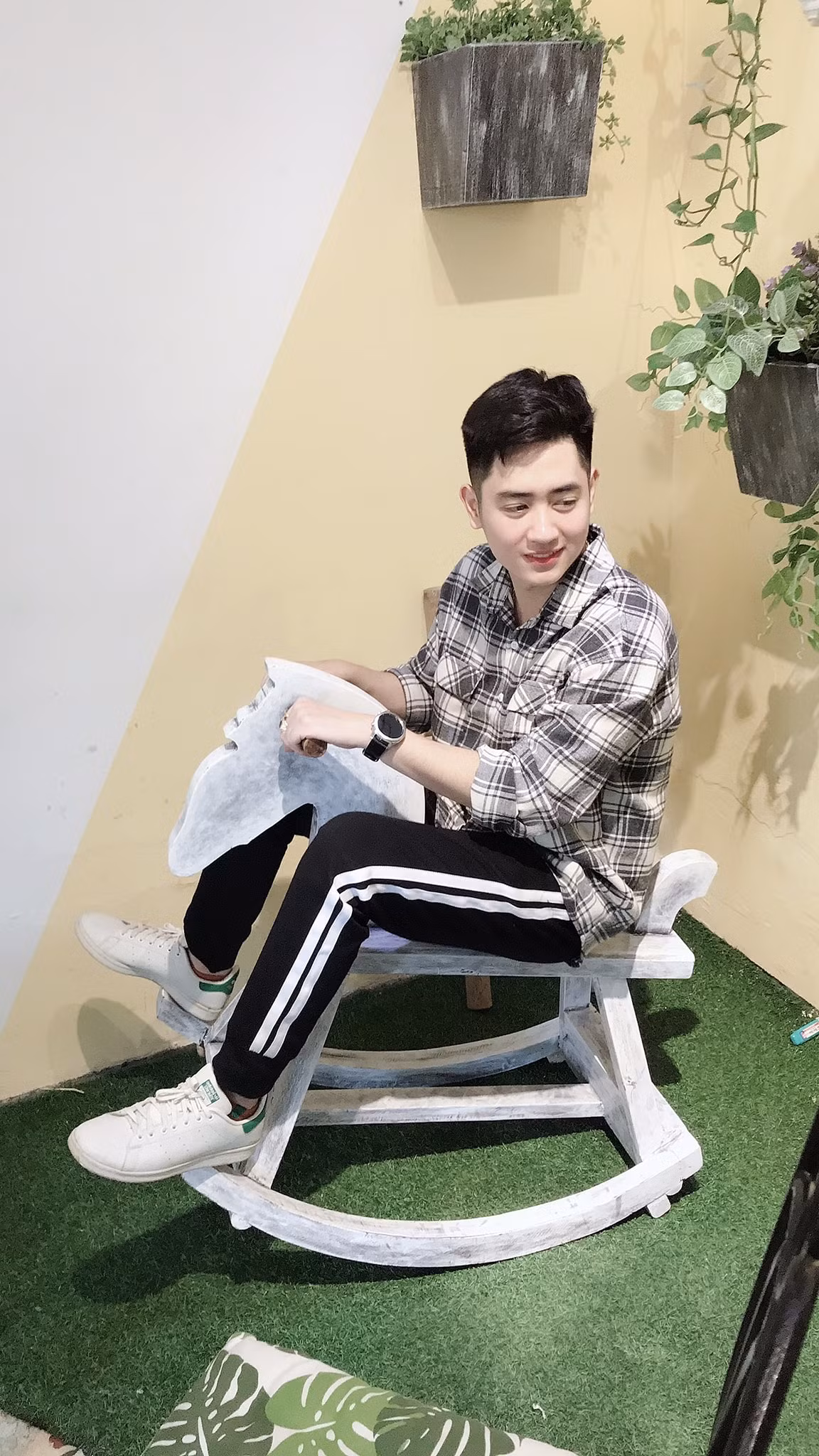 Hot boy Hưng Yên cho biết, hiện tại vẫn đang bận rộn với công việc và đam mê nên chưa có bạn gái. Tuy nhiên một cô nàng tài giỏi và năng động sẽ thu hút được chàng.