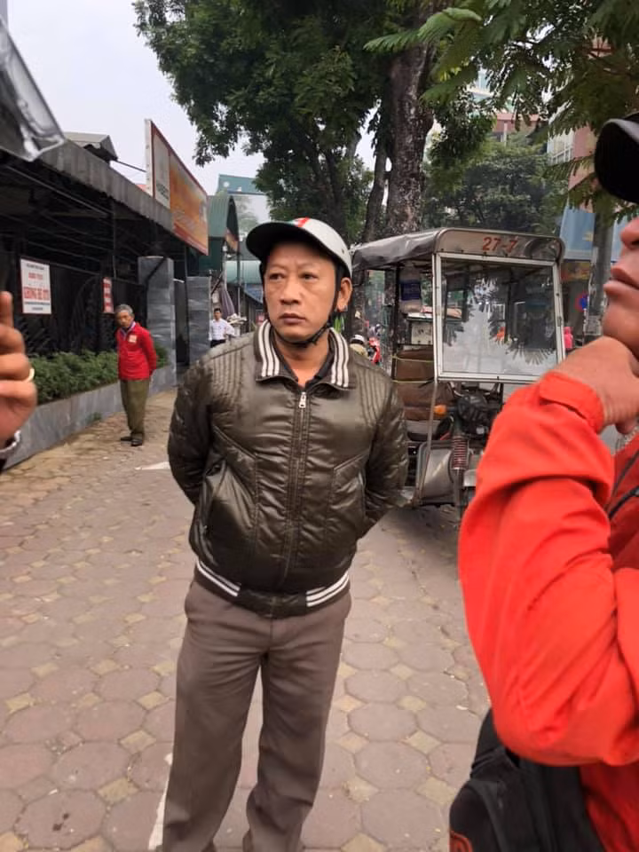 Cuộc sống khó khăn nên ông Lâm ra ngã tư Liễu Giai - Đội Cấn, phường Cống Vị để hành nghề xe ôm. Tuy nhiên đến ngày thứ 2 thì bị Phạm Ngọc Lân (SN 1974, trú phường Liễu Giai) ra chửi bới, đánh đập dã man với lý do "tranh giành địa bàn".