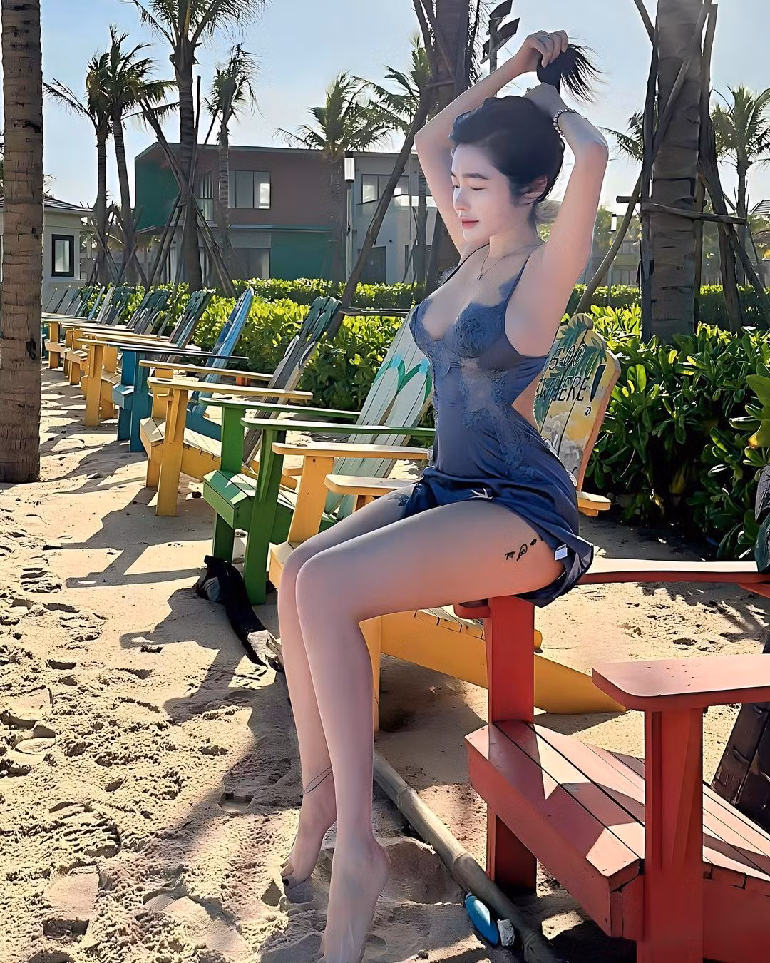 Chính vì những bức ảnh quá mức sexy, dưới phần bình luận các bài đăng của cô thường có những bình luận khiếm nhã. Tuy nhiên cô không quan tâm.