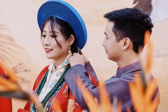 Cô dâu cho biết Nhật Bình là thường phục của bậc Hoàng Thái hậu, Hoàng hậu, Hoàng Quý phi; lễ phục của các bậc từ Nhất giai phi đến Tứ giai tần của triều đình nhà Nguyễn. Tùy phẩm cấp mà màu sắc, hoa văn của Nhật Bình có điểm khác biệt để phân định. Còn áo Tấc - hay còn gọi là áo ngũ thân tay thụng, áo lễ, áo thụng - là là lễ phục trang trọng thời Nguyễn. Tên "áo tấc" xuất phát từ phần viền áo rộng đúng 1 tấc.