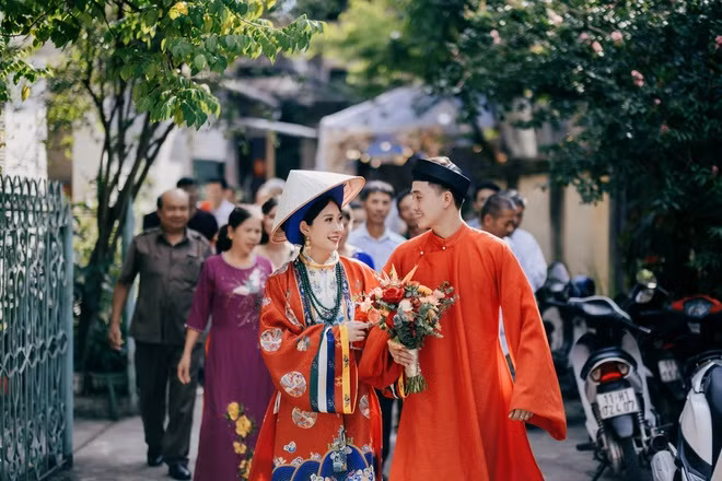Cô dâu kể mình và ông xã quen nhau được ba năm. Ban đầu, đôi trẻ không nhận được sự ủng hộ của gia đình vì chênh lệch tuổi tác và khoảng cách địa lý. Sau nhiều lần thuyết phục và sự quyết tâm của đôi trẻ, hai bên gia đình đã đồng ý. Nửa kia của Thuỳ Anh là người đàn ông chín chắn, trưởng thành, là chỗ dựa cho vợ. "Trước đây mình tự lo mọi việc nhưng giờ có anh rồi, mình thấy gánh nặng được san sẻ bớt khi có người lo liệu cùng", cô dâu Cao Bằng nói.