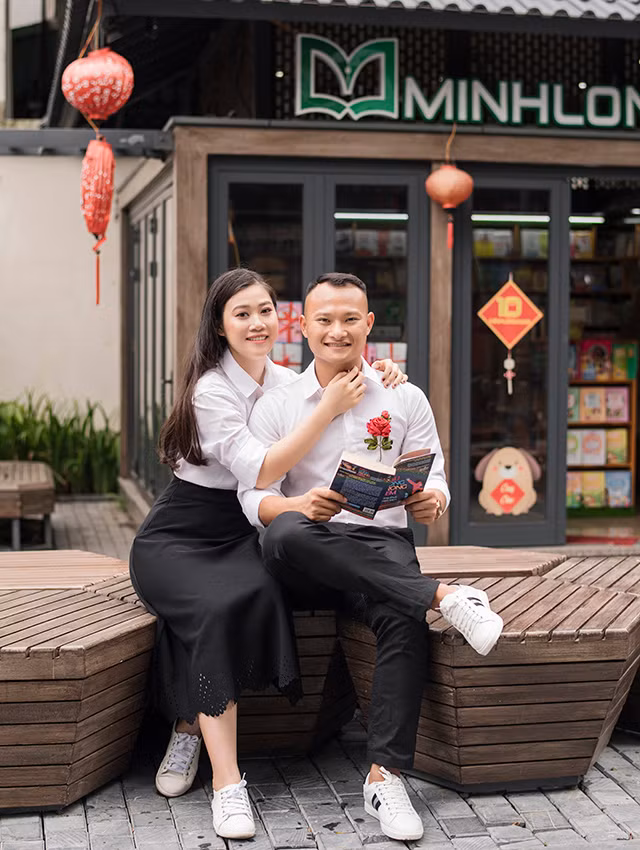 Quỳnh Anh, vợ của Trọng Hoàng sở hữu nhan sắc không kém cạnh bất kỳ hot girl nào thế nhưng cô nàng lại rất ít chia sẻ thông tin lên mạng xã hội. Được biết cặp đôi quen nhau từ tháng 8/2015 và đến tháng 8/2018 thì quyết định về chung một nhà. Trọng Hoàng từng ngọt ngào chia sẻ: "Quỳnh Anh chính là động lực, là nguồn sức lực để tôi dám mơ ước và dám thực hiện".