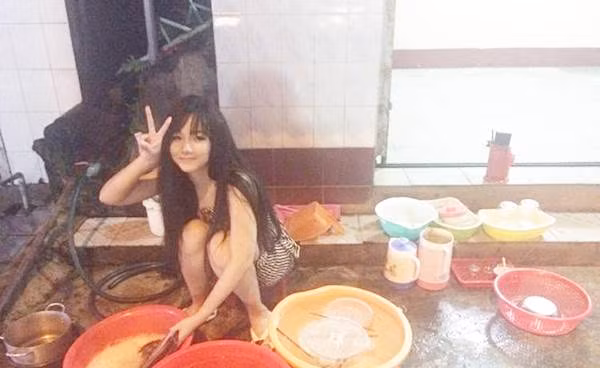 Hình ảnh một cô gái xinh đẹp ngồi rửa bát gây xôn xao mạng xã hội vào năm 2015. Cô nàng sở hữu nhan sắc vô cùng xinh đẹp, không kém bất kỳ hot girl nào.