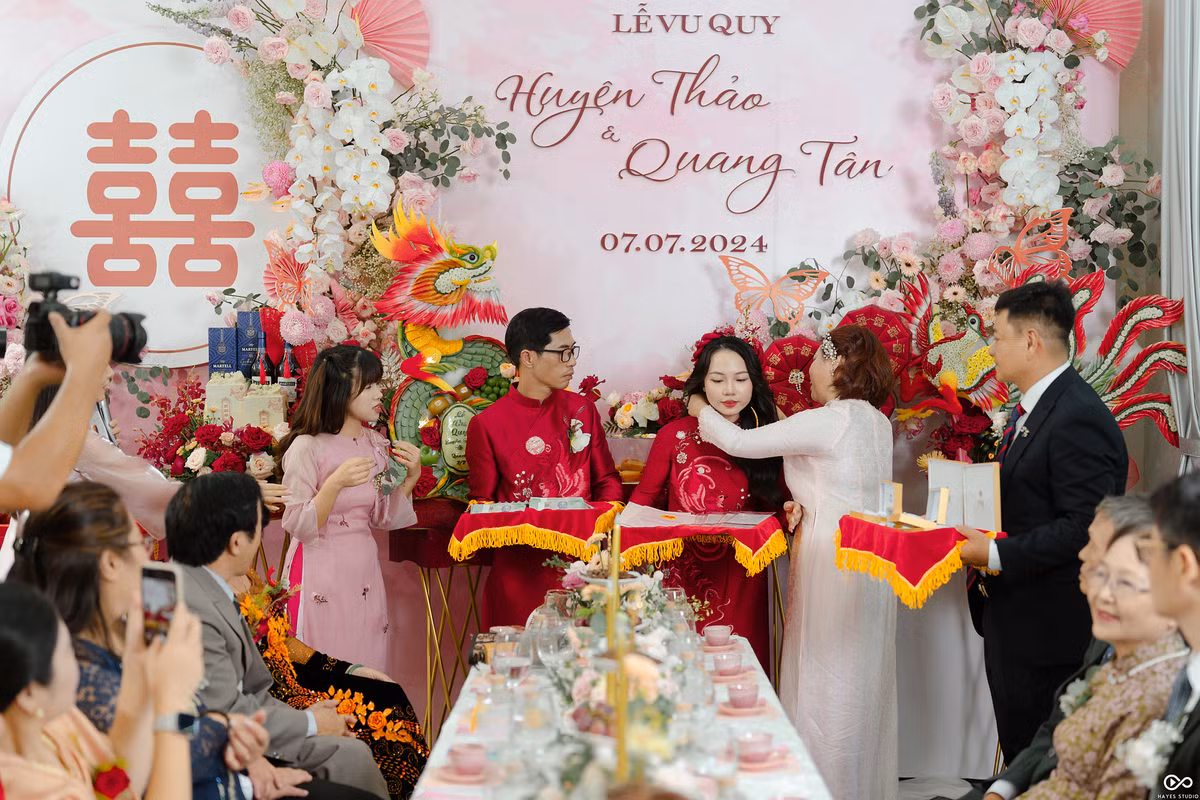 Nhiều người không khỏi xuýt xoa, ngưỡng mộ: "Đám cưới áp lực quá. Của hồi môn toàn tiền chơi theo cọc, bất động sản trải dài. Lấy chồng đúng là gánh nặng", "xin vía xin vía".