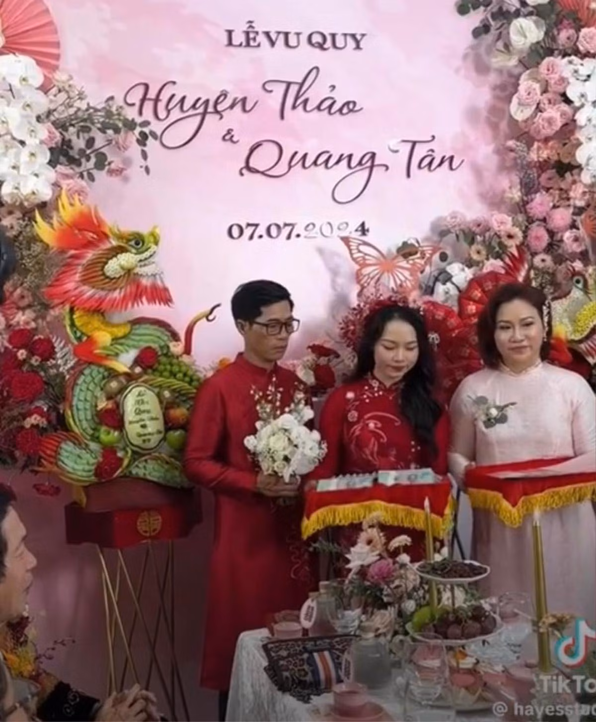 Trưa (8/7), mạng xã hội xôn xao đám cưới siêu khủng tại Đà Nẵng. Theo đó, một fanpage hào hứng chia sẻ thông tin: "Mẹ tặng con gái sương sương 200 tỷ làm hồi môn."