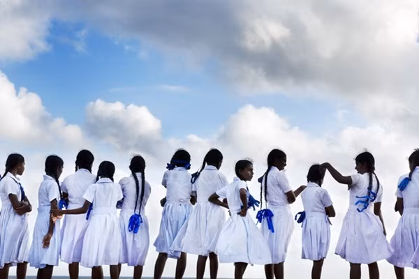 Tại Sri Lanka, đồng phục học sinh ra đời vào cuối thế kỷ 19. Ngày nay, hầu hết trường công lập và tư thục ở nước này mặc đồng phục màu trắng, thiết kế đơn giản. Đồng phục nam sinh là áo và quần. Nữ sinh mặc váy dài đến đầu gối.