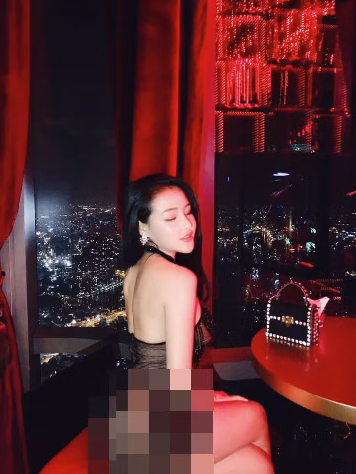 Với lợi thế ngoại hình, Ngân 98 cũng dễ dàng chinh phục những bộ trang phục bó sát giúp cô nàng khoe đường cong gợi cảm.