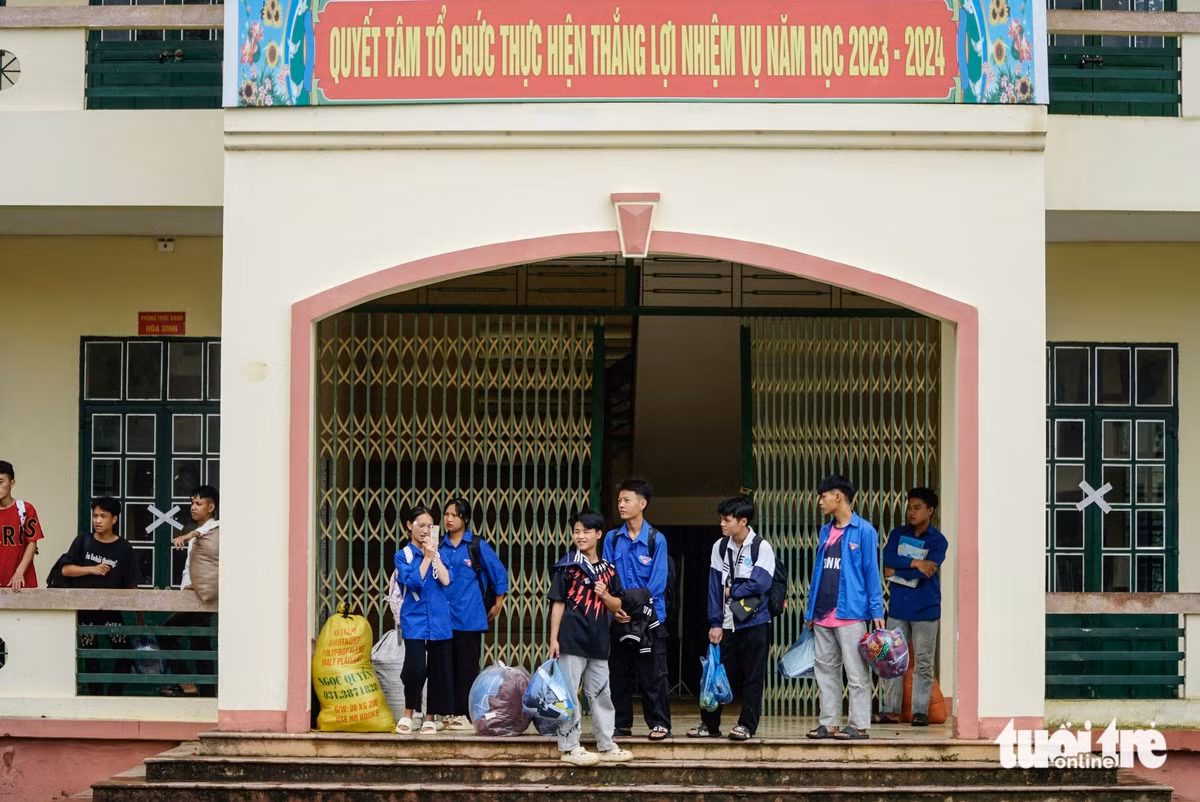 Trước đó ít ngày, hình ảnh tay xách bao tải, tay ba lô, hơn 120 học sinh cuối cấp của Trường THPT số 2 Si Ma Cai được thầy cô đưa về khu ở tập trung gần điểm thi đã khiến rất nhiều người xúc động.