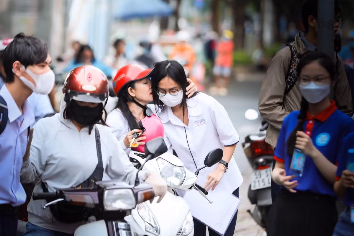 Các vị phụ huynh tranh thủ trao cho con nguồn động viên trước khi vào phòng thi.