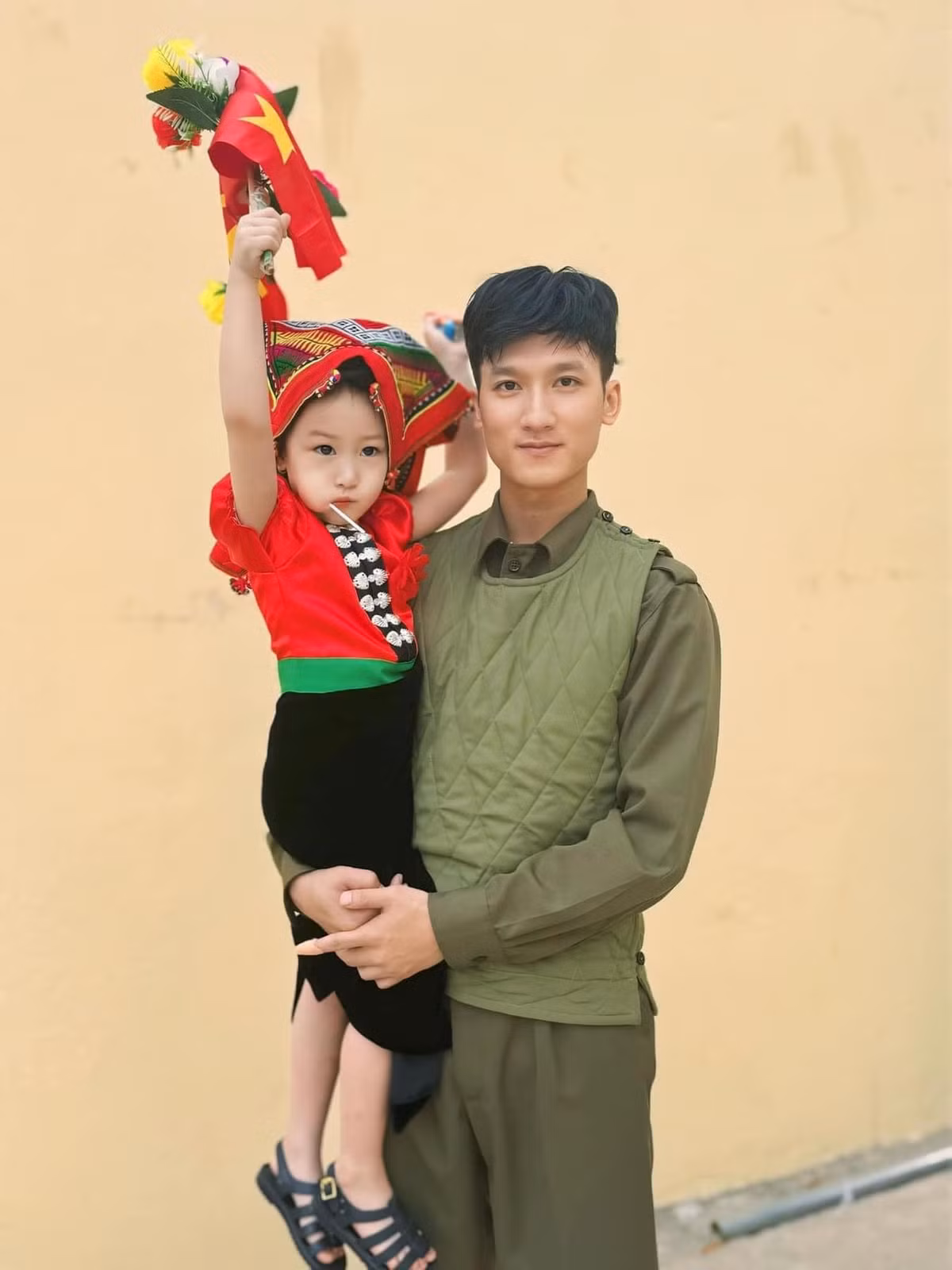 Ai cũng ấn tượng với một cô bé cực kỳ xinh xắn, đáng yêu, xuất hiện trong phần đầu của buổi lễ. Các cô chú cũng rất cưng em bé xinh xắn này.