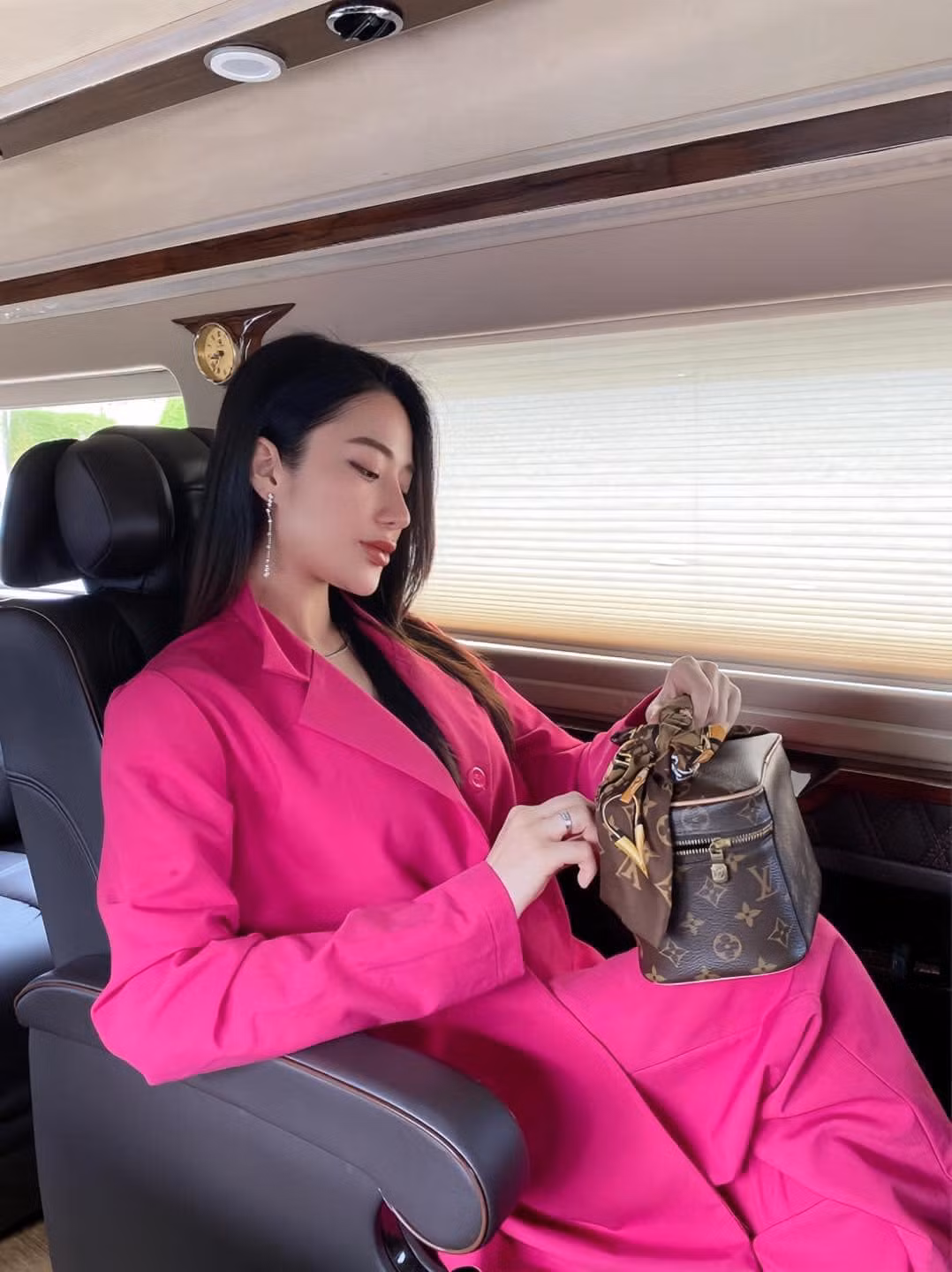 Trong các clip, Gonpinkk xuất hiện với hóa trang độc đáo để tạo sự hài hước. Tuy nhiên ngoài đời, cô nàng GenZ sở hữu gương mặt rất xinh đẹp cùng body săn chắc cực chuẩn mà bao người ao ước.