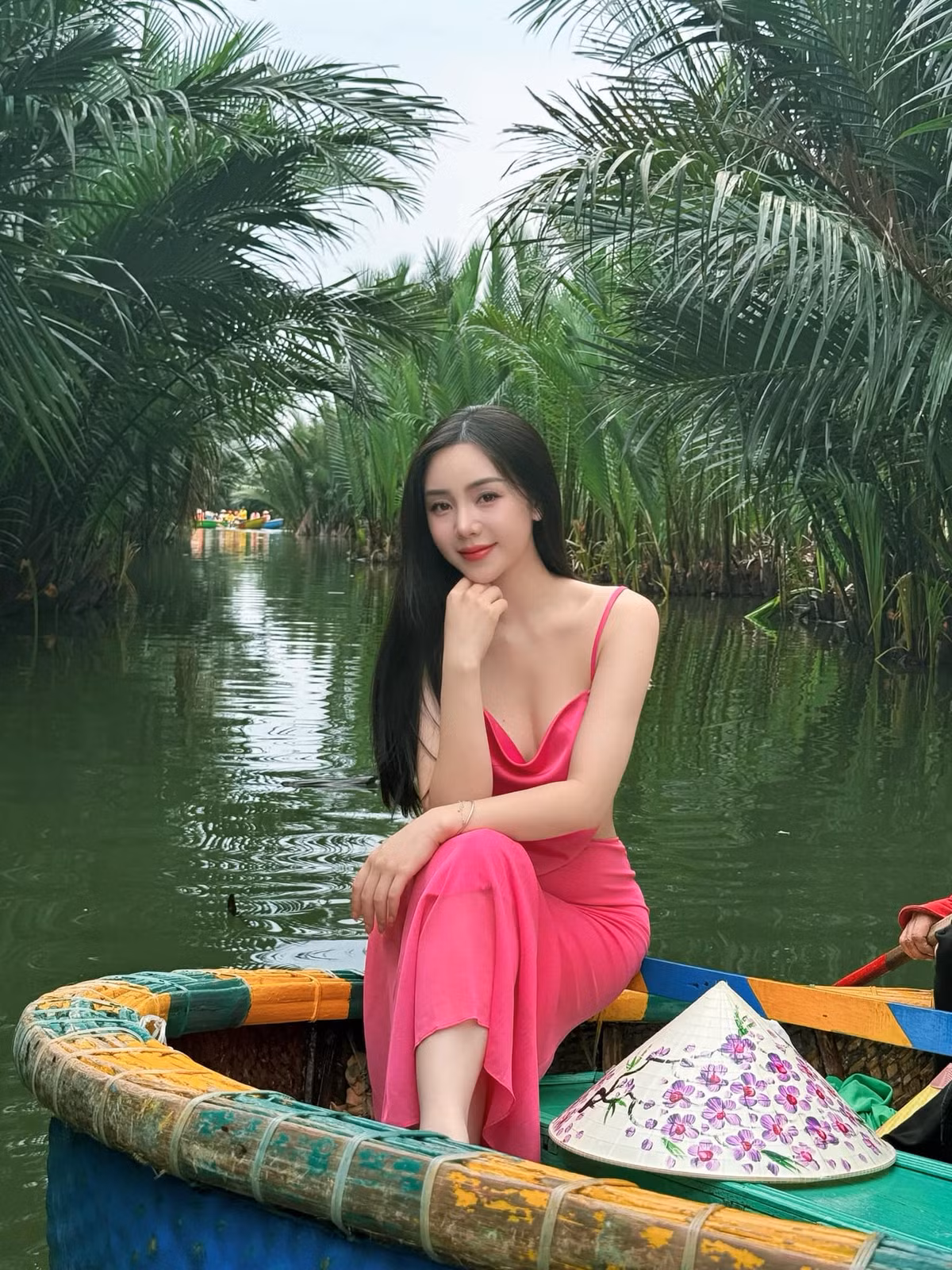 Thiết kế màu hồng tôn lên làn da trắng ngần của cô nàng.