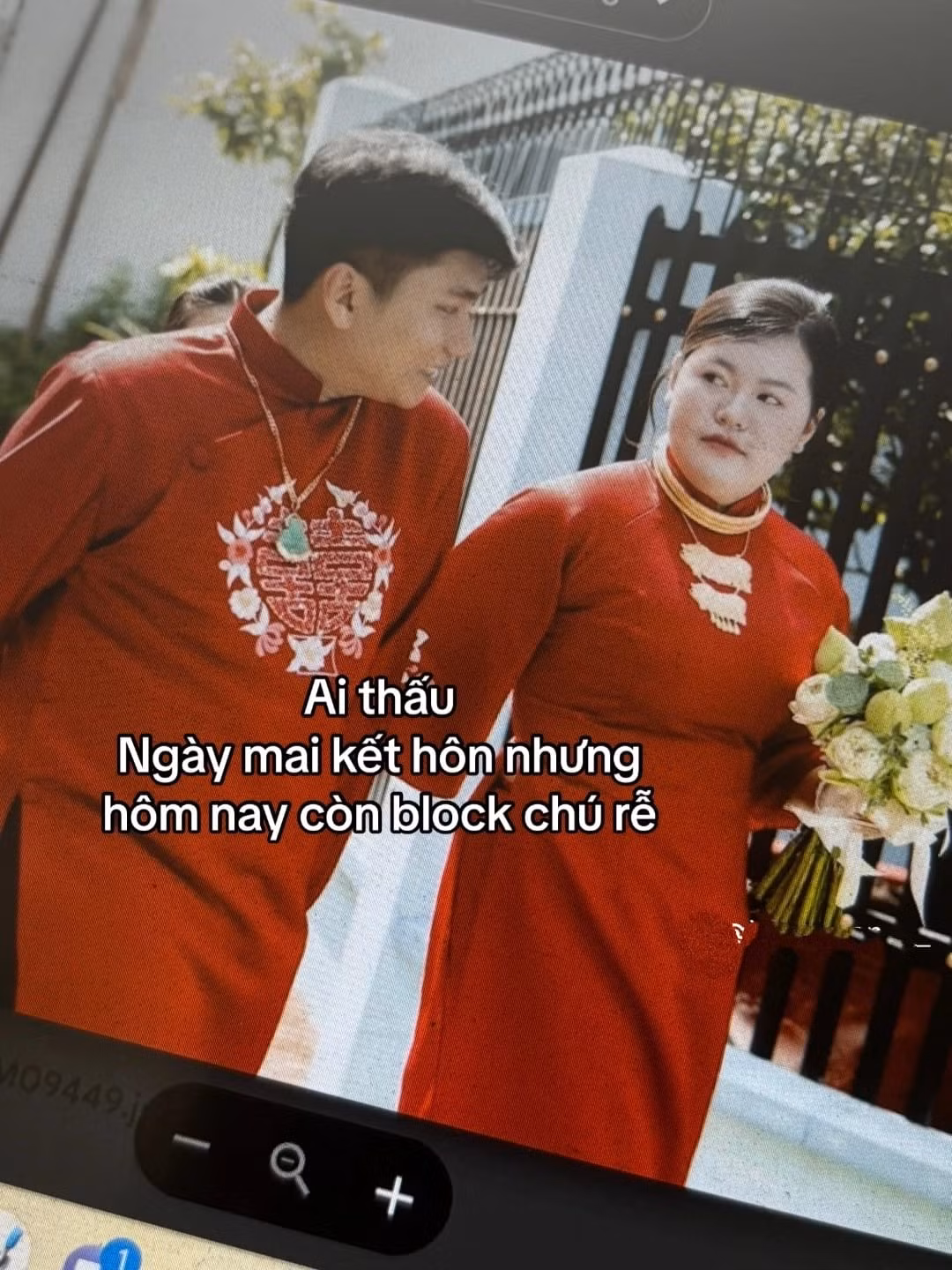 Trái ngược với biểu cảm tươi cười "lấy lòng" của chú rể, cô dâu lại lườm nguýt một cách rất đáng yêu. Nhiều người cho rằng chắc chắn chú rể này làm gì cho cô dâu giận dỗi rồi.