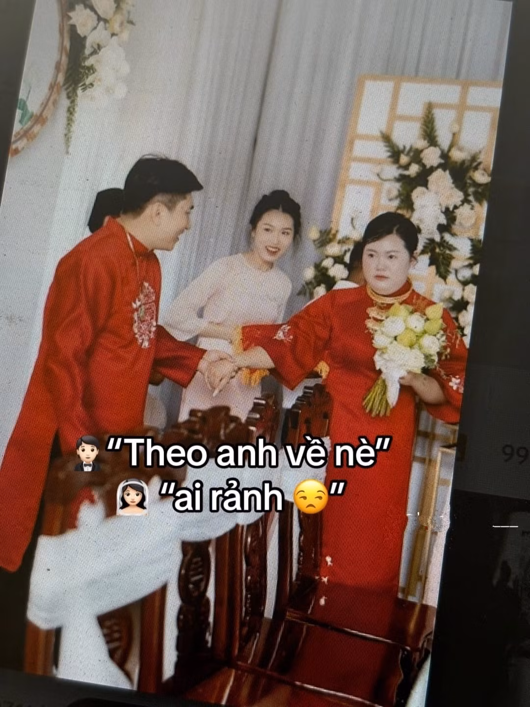 "Theo anh về nè - Ai rảnh" - Chắc đây là đoạn hội thoại khi chú rể đang cố nắm lấy tay cô dâu.