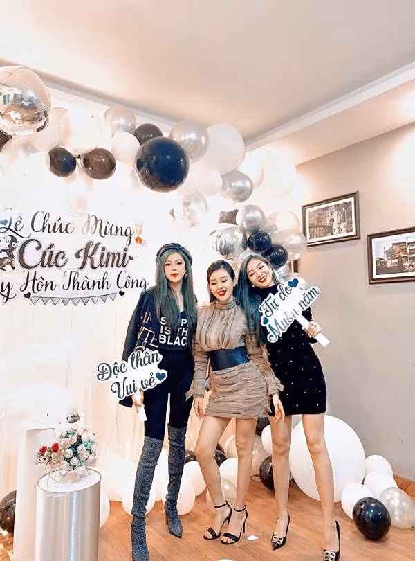 Trên trang cá nhân, chủ nhân của bữa tiệc hạnh phúc chia sẻ: "Chưa bao giờ lại nghĩ có cái sự kiện như này. Không nghĩ ngày này của mình lại là ngày vui của mọi người. Cảm ơn mọi người luôn bên cạnh và tổ chức cho em. Kể từ ngày hôm nay tất cả cho qua, giờ mới sáng mắt".