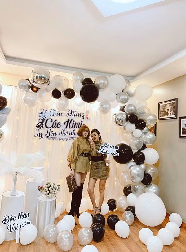 Trái ngược với tâm trạng buồn bã, hụt hẫng thông thường của phụ nữ khi ly hôn thì cả chủ nhân bữa tiệc và khách mời đều vui như tết, lên đồ, make up lồng lộn như đi dự tiệc.