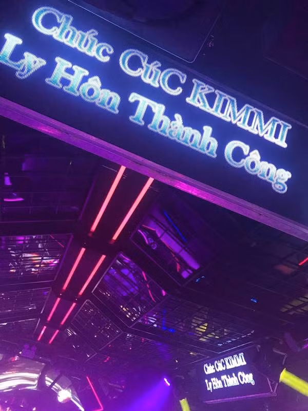 Tổ chức ở nhà hàng chưa đủ, nhóm cô bạn này còn đi tăng 2 mừng ly hôn tưng bừng.