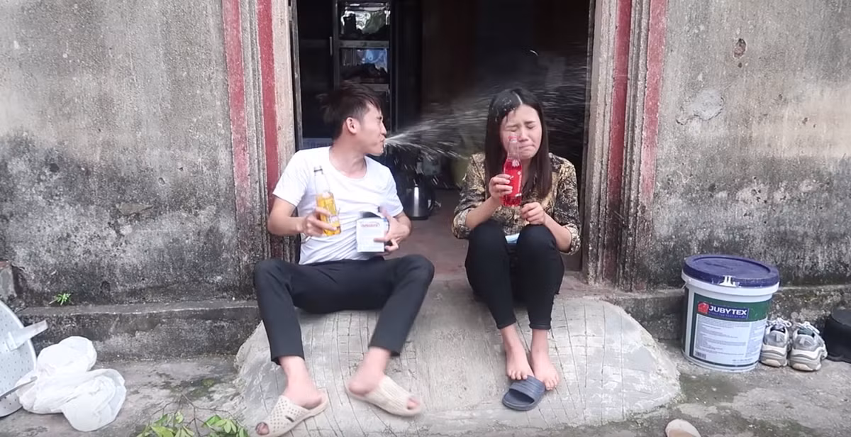Ngay từ vlog đầu tiên, con gái bà Tân đã phải chịu "mưa gạch đá" từ dân mạng bởi troll anh trai bằng cách trộn dầu ăn với nước ngọt. Đây được đánh giá là trò đùa cũ mèm, kém thu hút.