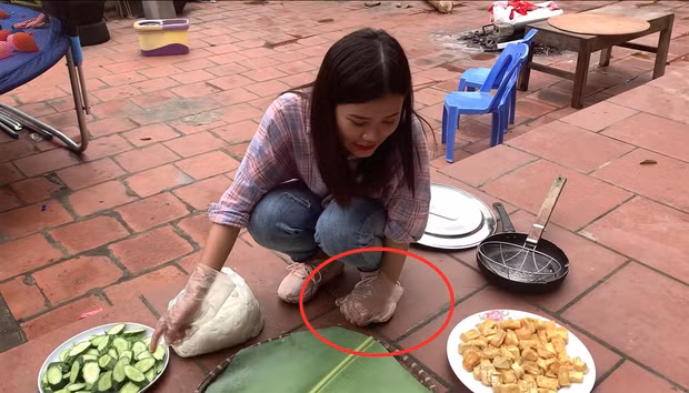 Theo đó, khi chuẩn bị bày đồ ăn ra, con gái bà Tân đã có hành động cực kỳ mất vệ sinh. Đeo găng tay ni-lon, thế nhưng cô nàng lại hồn nhiên sờ giày, sờ chân, chạm tay xuống đất rồi cũng bàn tay đó dùng để bốc luôn đồ ăn mời mẹ và anh trai.